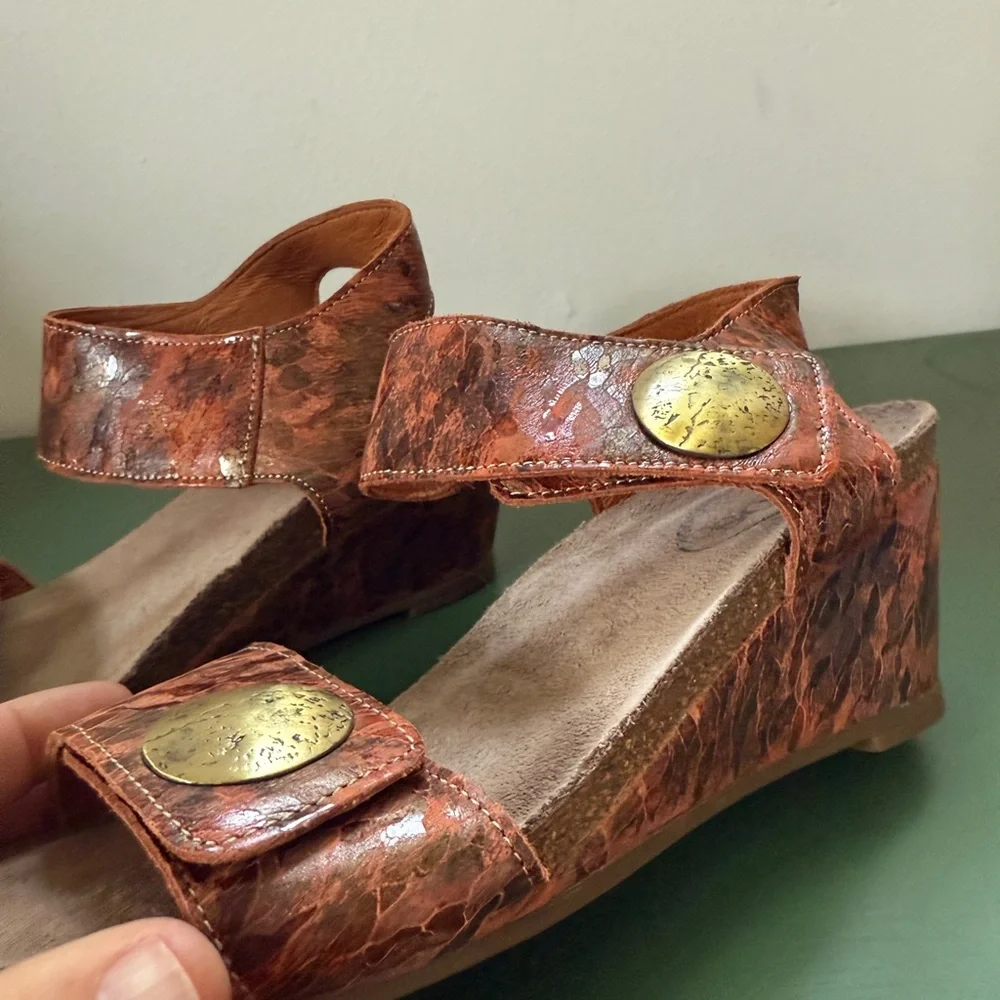 NWOB Taos Carousel 2 Leather wedge sandals with gold coin accents, size 7-7.5 - Picture 2 of 7